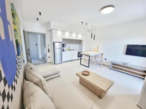 een woonkamer met een bank en een tafel bij Achillion Suites in Lefkada