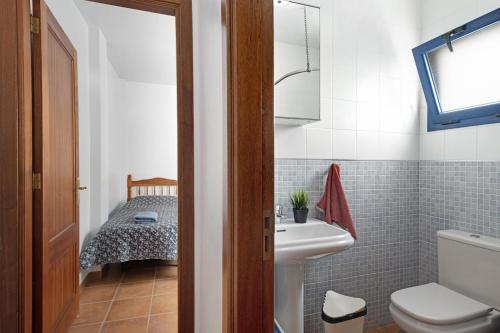 łazienka z toaletą i umywalką w obiekcie Vista al Mar, La Graciosa w mieście Caleta de Sebo