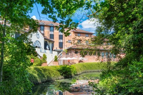 Κήπος έξω από το Crowne Plaza Solihull by IHG