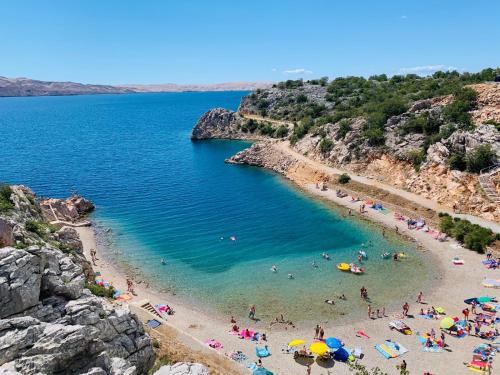 Galeriebild der Unterkunft Beachfront apartments Carlo in Karlobag