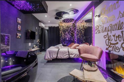 Dormitorio púrpura con cama y bañera en LA ROMANTIQUE ROOM, en Montagnac