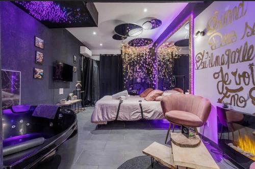 - une chambre violette avec un lit et une baignoire dans l'établissement LA ROMANTIQUE ROOM, à Montagnac