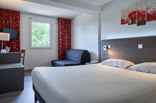 マルサネ・ラ・コートにあるAuthentic by balladins Dijon / Marsannay-la-Côteのベッドと椅子付きのホテルルーム