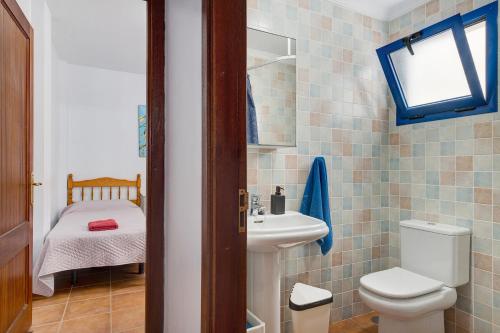 a bathroom with a toilet and a sink at Apartamento Callao, La Graciosa in Caleta de Sebo