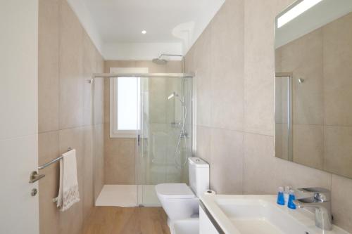 a bathroom with a shower and a toilet and a sink at Blancazul Villa Tajame 2 in Playa Blanca