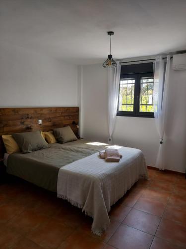 ein Schlafzimmer mit einem großen Bett in einem Zimmer in der Unterkunft Casa Loko in Coín