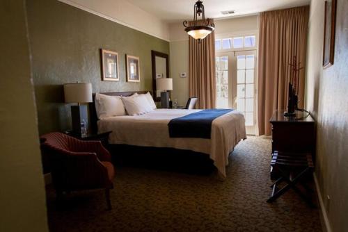 um quarto de hotel com uma cama e uma janela em The Hotel Paisano em Marfa