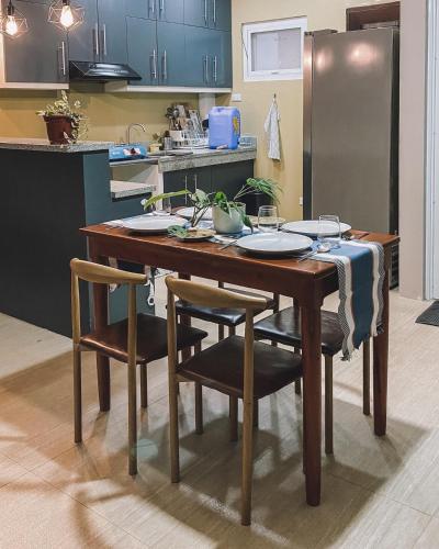 Una cocina o cocineta en 2 Bedroom Apartment Near The Beach