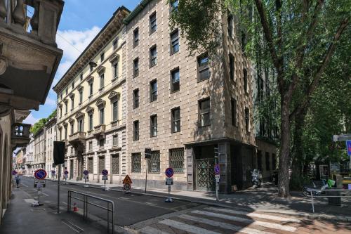 - un grand bâtiment en briques dans une rue de la ville dans l'établissement Prestige Boutique Aparthotel - Montenapoleone, à Milan