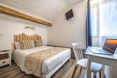 TV a/nebo společenská místnost v ubytování Hôtel Parc Mazon-Biarritz