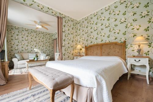 a bedroom with a large bed with floral wallpaper at La Rosa Gialla Bio Apartments & rooms in Barolo