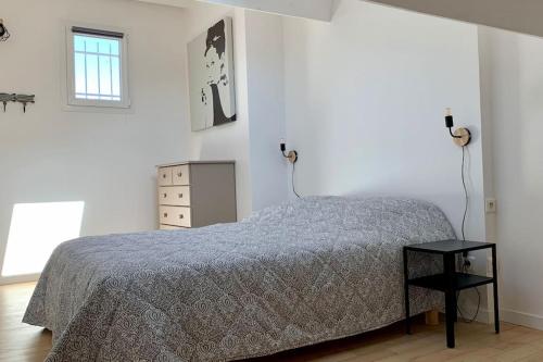 une chambre avec un lit et une commode dans l'établissement Duplex vue sur le Golf et piscine, à La Grande Motte