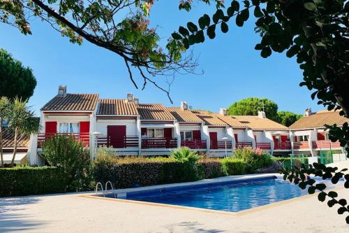 une maison avec une piscine devant dans l'établissement Duplex vue sur le Golf et piscine, à La Grande Motte