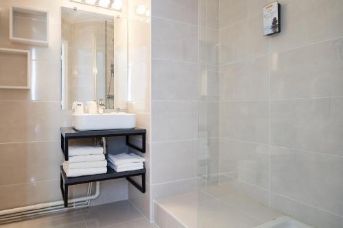 ein Bad mit einem Waschbecken und einer Dusche in der Unterkunft Authentic by balladins Dijon / Marsannay-la-Côte in Marsannay-la-Côte