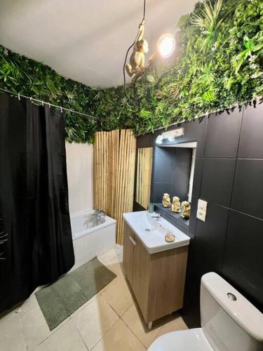 La salle de bains est pourvue de toilettes, d'un lavabo et d'une baignoire. dans l'établissement la savane room, à Montagnac