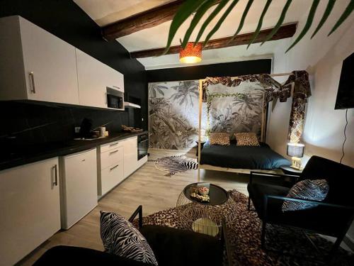 - un salon avec un canapé et une table dans l'établissement la savane room, à Montagnac