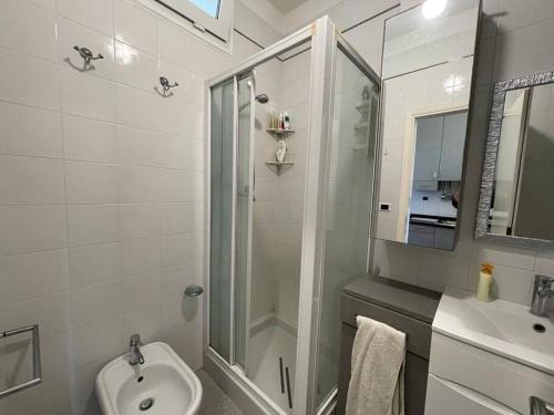 ein Bad mit einer Dusche, einem WC und einem Waschbecken in der Unterkunft Lido di Chioma - vista mare in Chioma