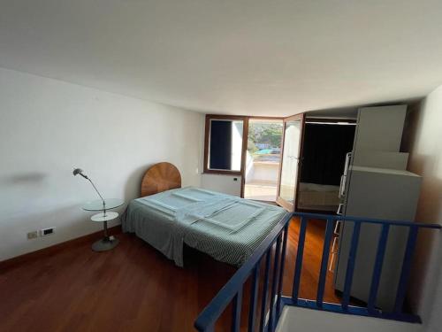 ein kleines Zimmer mit einem Bett und einer Treppe in der Unterkunft Lido di Chioma - vista mare in Chioma