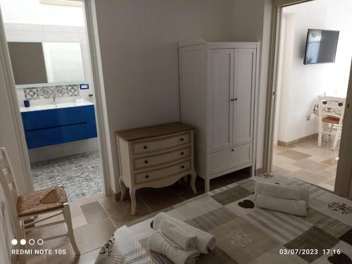 Habitación pequeña con vestidor y dormitorio. en Villa Confalonieri, en Tricase