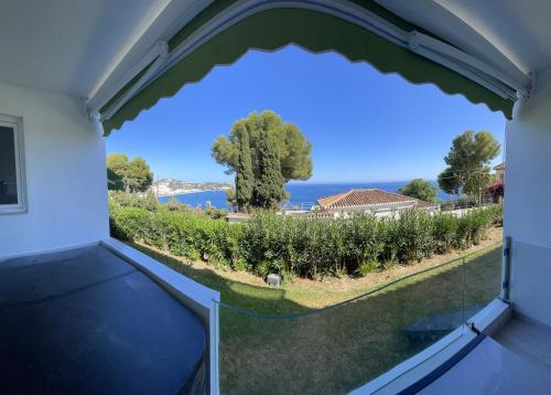desde el balcón de una casa con vistas en Seaside Spa Luxury Flat - Jacuzzi - Sauna - Sea view, en La Herradura