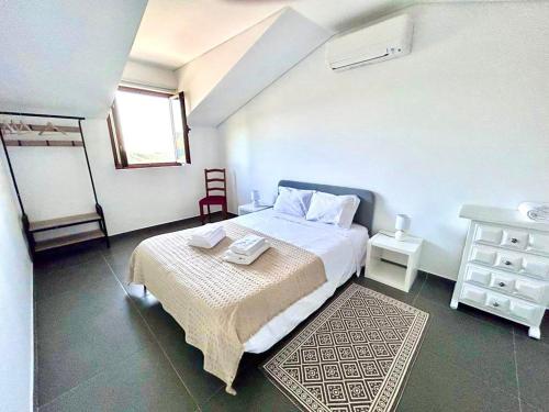 Schlafzimmer mit einem Bett, einem Tisch und einem Fenster in der Unterkunft Casa Amarela - Mondim de Basto in Mondim de Basto