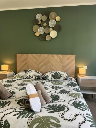 - une chambre avec un lit et une couette verte et blanche dans l'établissement Superbe 2 pièces, tout équipé centre de Cannes., à Cannes