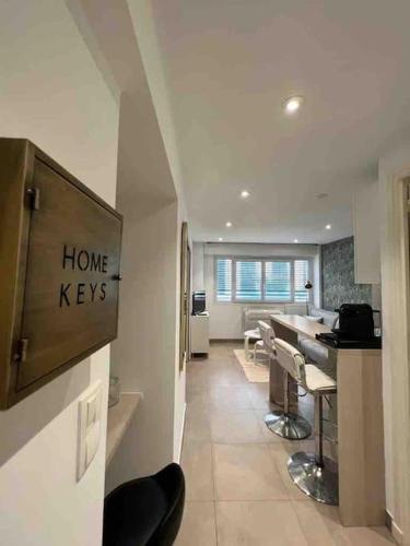 une cuisine avec un panneau de clés sur le mur dans l'établissement Superbe 2 pièces, tout équipé centre de Cannes., à Cannes