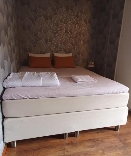 1 cama en un dormitorio con una pared negra en Apartment in Södertälje Stockholm, en Södertälje