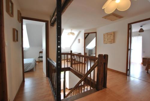 un couloir avec un escalier dans une maison dans l'établissement Gîte familial pour 6 pers en campagne, à Bouère