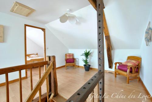 Zimmer mit einer Treppe und einem Spiegel in der Unterkunft Gîte familial pour 6 pers en campagne in Bouère