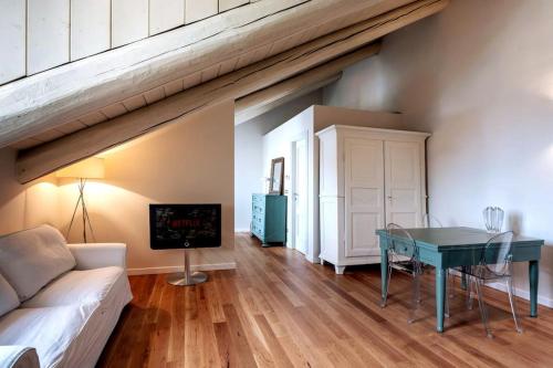 都靈的住宿－Art Heaven-Suite Graneri in Torino Centro，客厅配有沙发和桌子