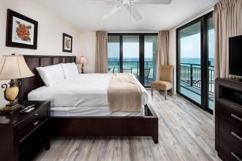 een slaapkamer met een bed en uitzicht op de oceaan bij Nautilus 1501 - Gulf Front 2 Bedroom - 5th Floor - Huge Wrap Around Balcony in Fort Walton Beach
