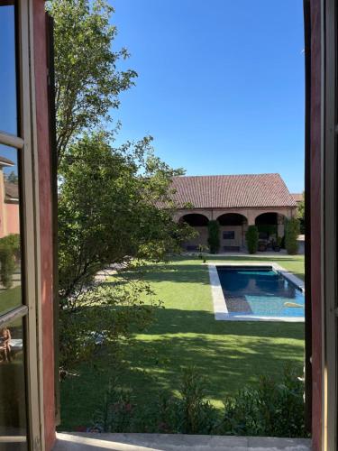 una puerta abierta a un patio con piscina en Country House La Viscarda, en Tortona