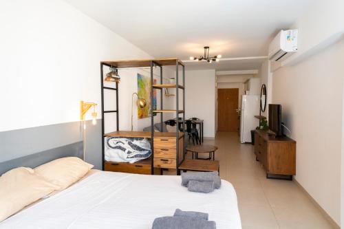 a bedroom with a bed and a dresser and a room at Impecable! Centro BA con pileta y parrilla 3 pax in Buenos Aires