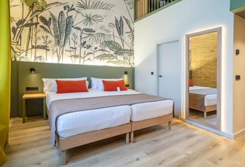 1 dormitorio con 1 cama grande con almohadas de color naranja en DWO Valencia, en Valencia