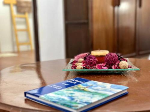 een boek en een bord eten op een tafel bij Apartamento cómodo y céntrico in Sucre