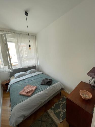 - une chambre avec un lit doté d'une couverture verte et d'une table dans l'établissement Spalato Heritage Suite, à Split