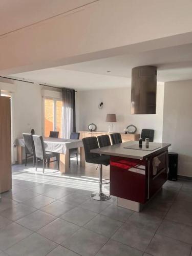 une cuisine et une salle à manger avec une table et des chaises dans l'établissement Maison à 800m des Remparts, à Aigues-Mortes