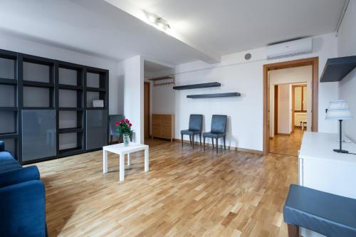 a living room with a blue couch and chairs at Rimon Place-Kosher in Venice