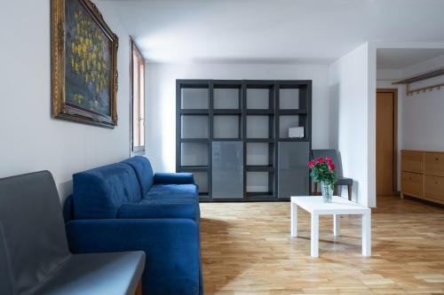 - un salon avec un canapé bleu et une table dans l'établissement Rimon Place-Kosher, à Venise