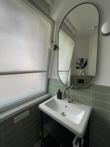 une salle de bains avec un lavabo et un miroir dans l'établissement Spalato Heritage Suite, à Split