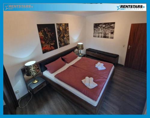 เตียงในห้องที่ Hafenperle Ferienwohnung am Alten Stadthafen in Oldenburg - Zentrale City Lage