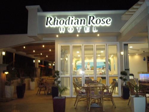 Reštaurácia alebo iné gastronomické zariadenie v ubytovaní Rhodian Rose Hotel