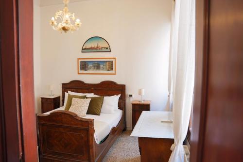 1 dormitorio con cama y lámpara de araña en Ca' Alle Gondolette, en Venecia