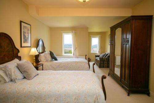 a hotel room with two beds and a couch at An Boreen in Speenoge