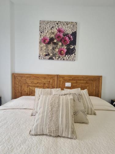 a bedroom with a bed with a picture on the wall at Vita Ideale in Arguineguín