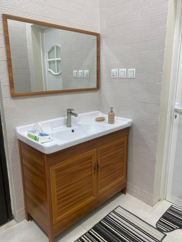 uma casa de banho com um lavatório e um espelho em التوفيق للوحدات السكنية T1 em Al Ahsa