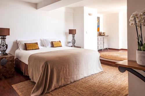 ル・ラヴァンドゥーにあるSurplage Hotel Cavalièreのベッドルーム(白い大型ベッド、黄色い枕付)