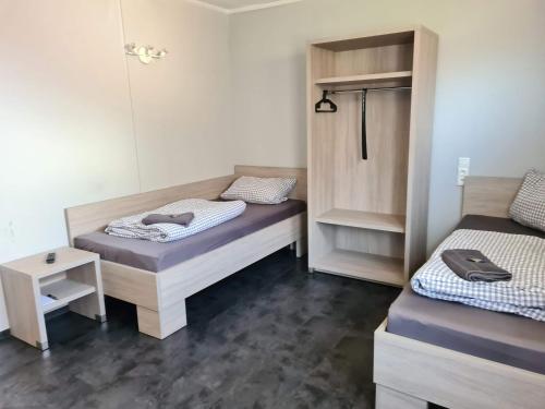 um quarto com duas camas individuais num quarto em Motel-Stuhr em Stuhr