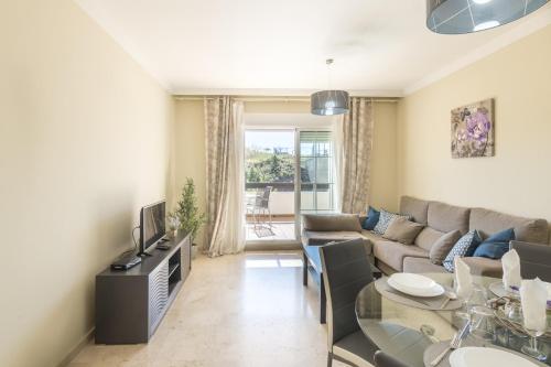2197-Superb 2bedrooms in residence with pool!